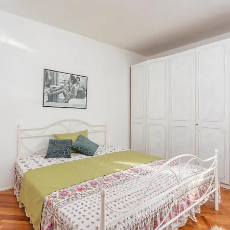 Апартаменты Cozy In With Wifi Врбник