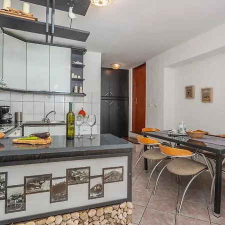 Apartment Beautiful In With Kitchen Vrbnik (Primorje-Gorski Kotar)
