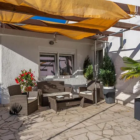 Апартаменты Cozy In With Wifi